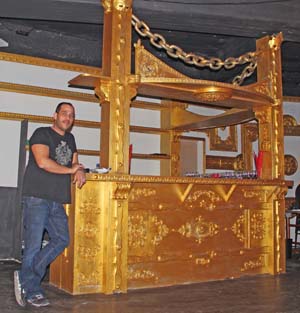 Ramon Loizou im goldenen Märchen-Café, an dem zur zeit noch emsig gebaut wird