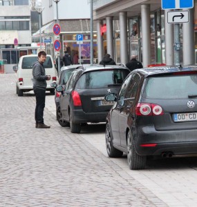 Rathausstraße: Kostenfreies Parken auf dem sogenannten "Behinderten-Gehweg"