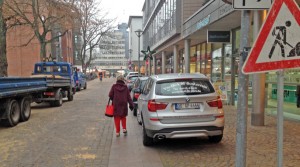 Weihnachtseinkäufe: Ältere Menschen haben Probele, durch die Rathausstraße zu gehen!