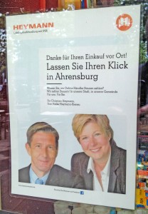 Vorbildlich für Stadtmarkeeting: Plakat im Schaufester der Buchhandlung Heymann in Ahrensburg!